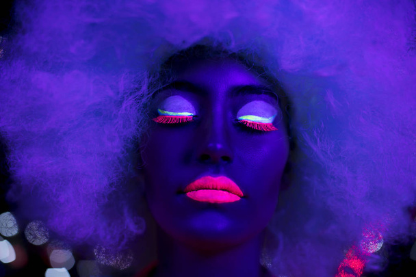 uv neon szexi disco női cyber robot elektronikus játék ragyogás - Fotó, kép