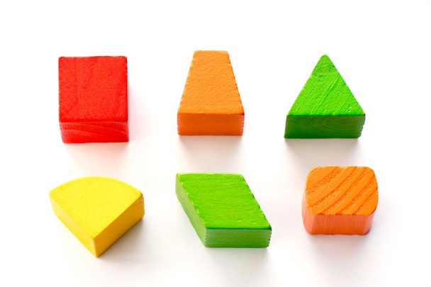 Набір іграшкового блоку форми дерева (квадрат, трикутник, трапеція, овальна) на білому тлі
 - Фото, зображення