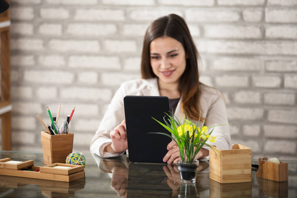 Businesswoman Using Digital Tablet - Fotografie, Obrázek