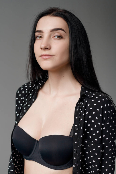 Beautiful brunette in black lingerie and in a shirt in a bright room - Foto, Bild
