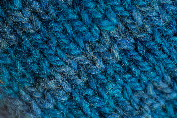 Un hermoso primer plano de un patrón de lana tejida a mano cálida y suave. Calcetines suaves o bufanda de lana natural. Patrón colorido
. - Foto, Imagen