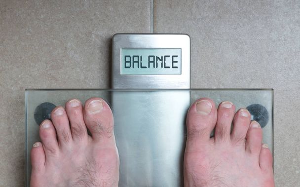Los pies del hombre en la escala de peso - Balance
 - Foto, Imagen