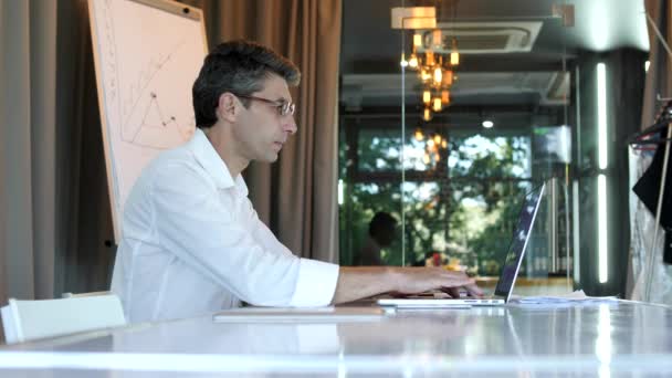 Trabajador de oficina frustrado, hombre de negocios utiliza ordenador portátil
 - Metraje, vídeo