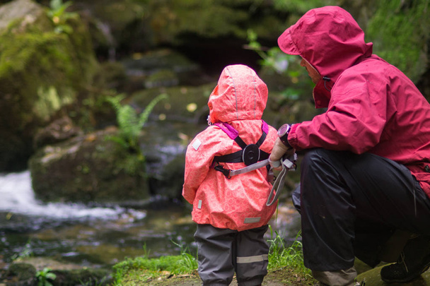 Viaje en familia a la naturaleza: padre y una niña observando el agua
 - Foto, imagen