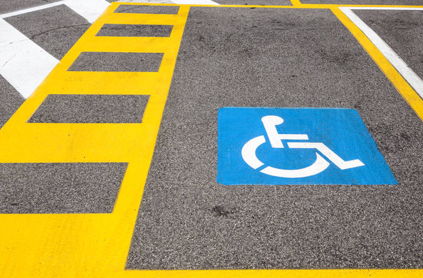 Place de parking réservée aux clients handicapés dans un parking de détail
. - Photo, image