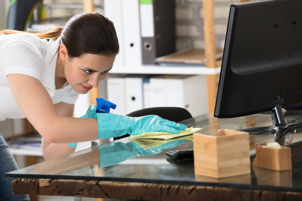 Woman Cleaning Office Desk - Foto, immagini