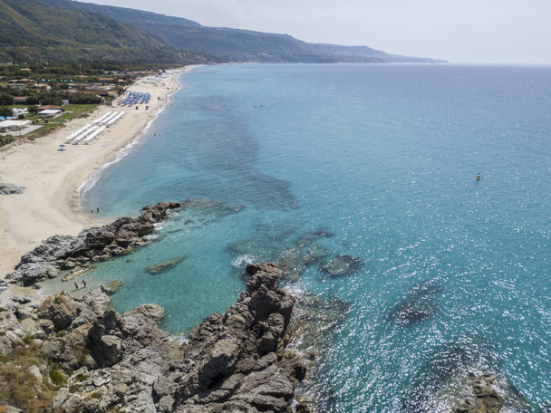 Cennet Sub, denize bakan promontory ile plaj. Zambrone, Calabria, İtalya. Dalış dinlenme ve yaz tatil. İtalyan kıyıları, plajları ve kayalar. Havadan görünümü - Fotoğraf, Görsel