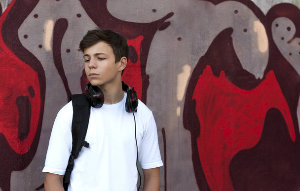 νεαρός άνδρας με ακουστικά ακούγοντας μουσική - Φωτογραφία, εικόνα