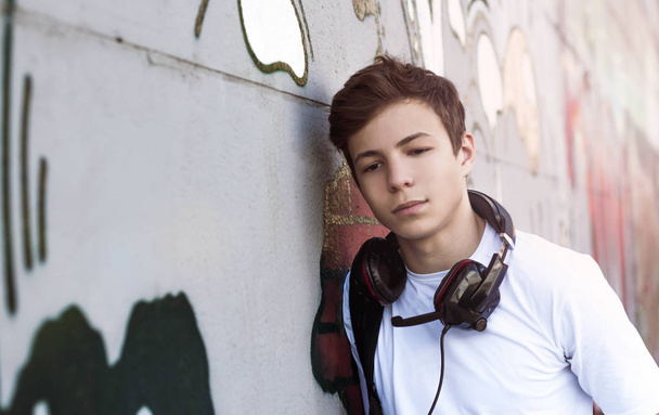 Молодий чоловік з навушниками слухає музику
 - Фото, зображення