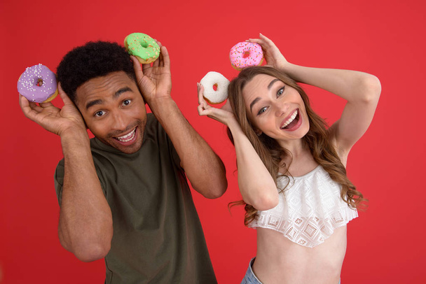 Happy two friends standing with donuts - Zdjęcie, obraz