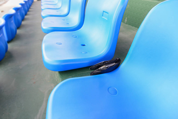 utraty portfela leżącego na fotel stadionowy - Zdjęcie, obraz