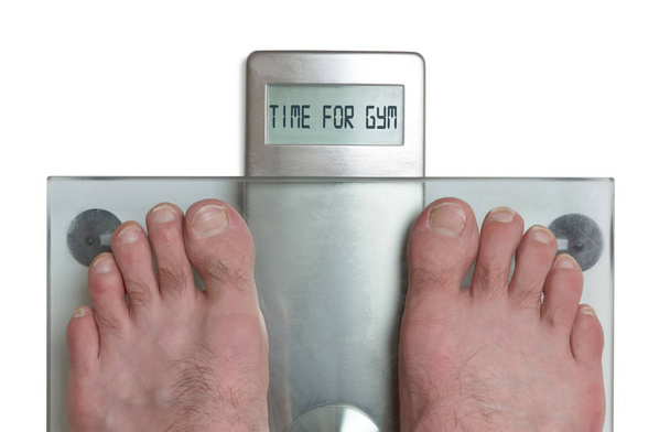 Pieds d'homme sur la balance de poids - Temps pour la salle de gym
 - Photo, image