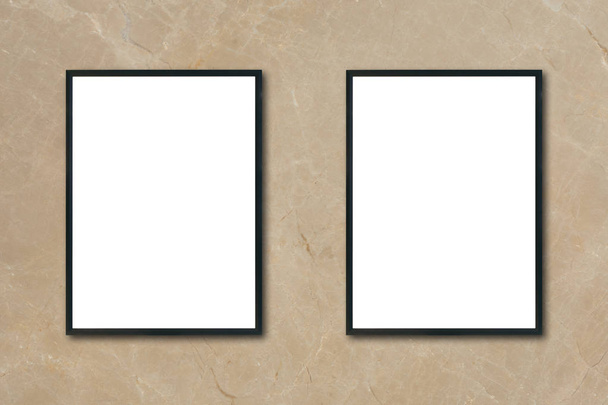 Falsificare cornice poster bianco appeso alla parete di marmo marrone in camera - può essere utilizzato mockup per esposizione prodotti di montaggio e layout visivo chiave di design
. - Foto, immagini
