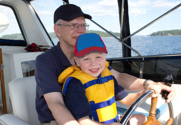 Kleiner Junge mit Oma auf einem Boot  - Foto, Bild