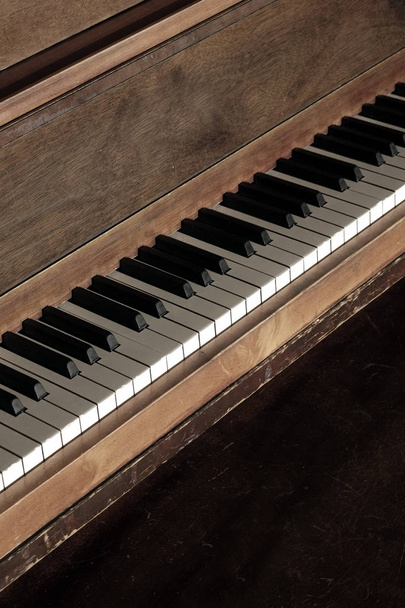 Vieux piano vintage avec touches pour musique
 - Photo, image