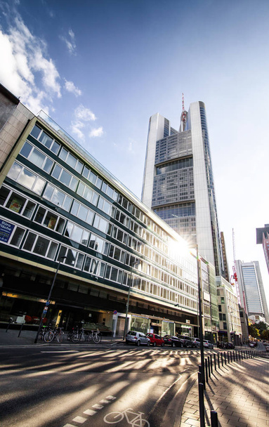 Paisaje urbano con escena callejera de Frankfurt
 - Foto, Imagen
