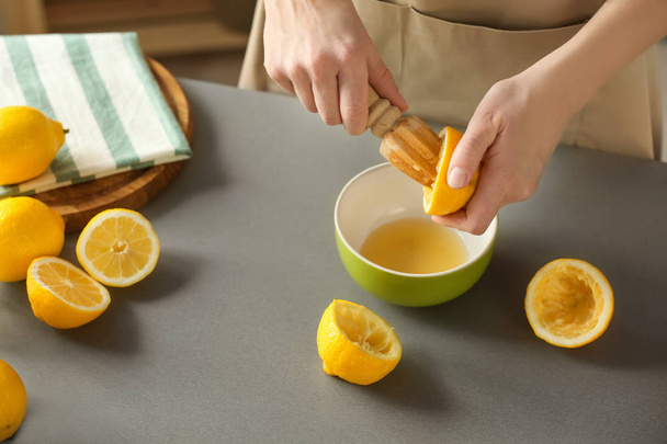 Woman preparing lemonade  - Zdjęcie, obraz