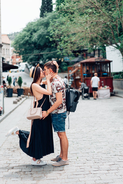 Молода пара закохалася, обіймаючись на вулиці
. - Фото, зображення