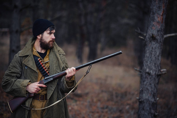 Vousatý lovec s profesionálním vybavením, v lese - Fotografie, Obrázek
