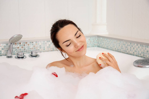 Beautiful woman relaxing in bathtub - Fotoğraf, Görsel
