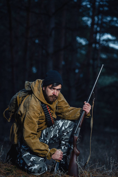 Vousatý lovec s profesionálním vybavením, v lese - Fotografie, Obrázek