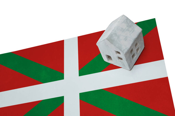 Pequena casa em uma bandeira - País basco
 - Foto, Imagem
