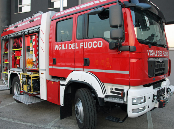 Camião de bombeiros com equipamento para extinguir incêndios
 - Foto, Imagem