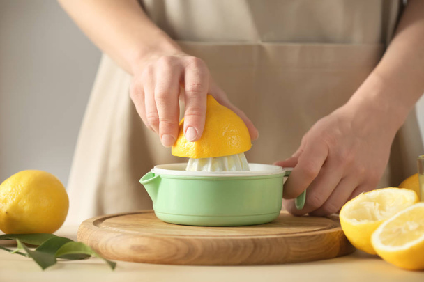 Woman preparing lemonade  - Foto, imagen