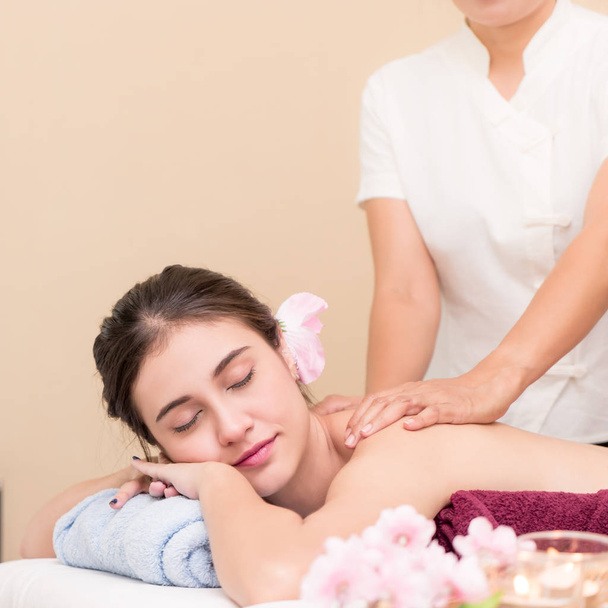 Les femmes se font masser le dos par un thérapeute spa
 - Photo, image