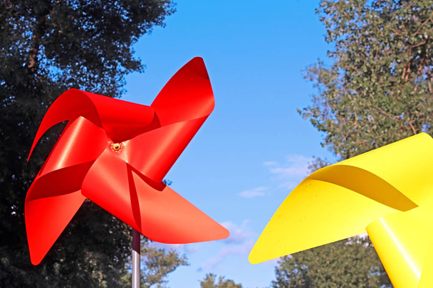 Wiatrowskazy duży plac czerwony i żółty w parku Natalka, Kijów, Ukraina - Zdjęcie, obraz