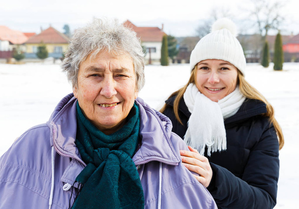 年配の女性と若い介護者の笑顔 - 写真・画像
