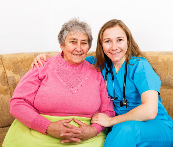幸せな年配の女性と若い介護者 - 写真・画像