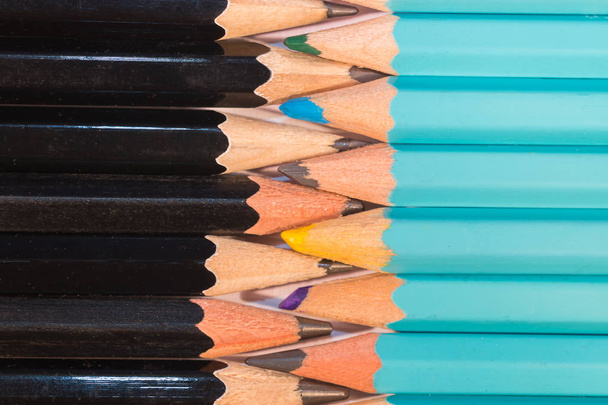 Composition uniforme d'un ensemble de crayons en bois
 - Photo, image