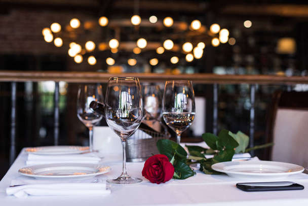 flor de rosa con vino en la mesa en el restaurante
 - Foto, imagen