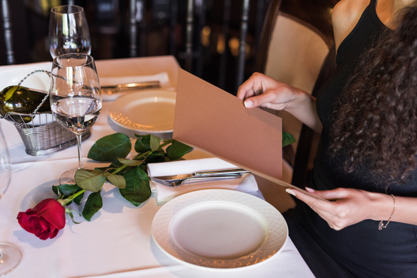 woman with menu in restaurant - Foto, imagen