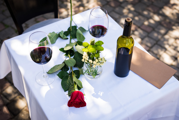 rose flower with wine at table in restaurant - Fotoğraf, Görsel