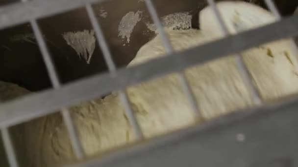 Průmyslové hnětení těsta v pekárně - Záběry, video