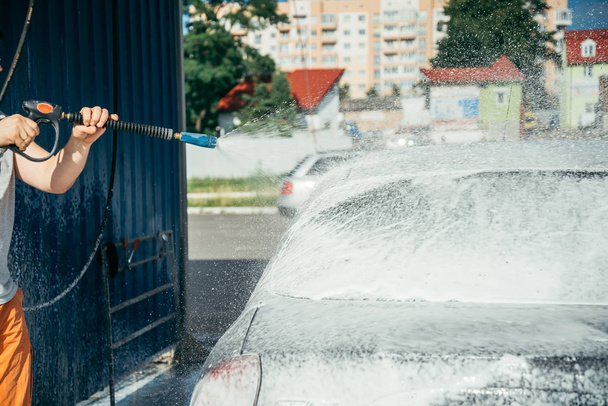 автомойка вручную с помощью пенопласта для полировки, машины в автомойке
 - Фото, изображение
