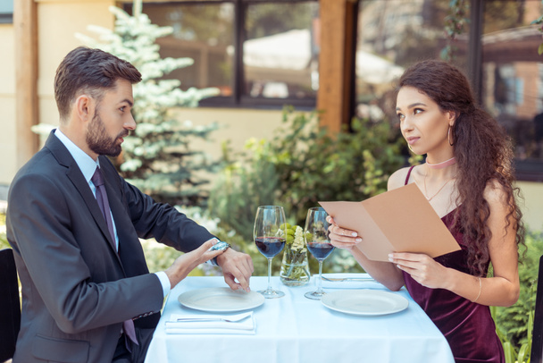 Cita romántica en restaurante
 - Foto, Imagen
