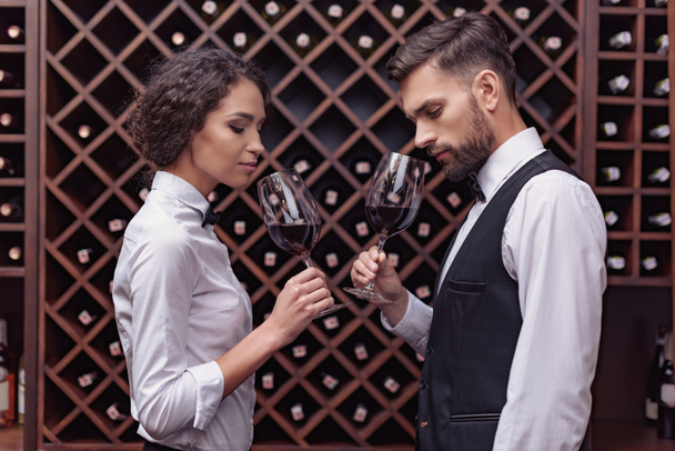 Sommeliers verkosten Wein im Keller - Foto, Bild