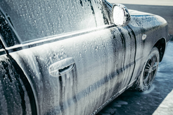 car in foam on carwash - Foto, Bild