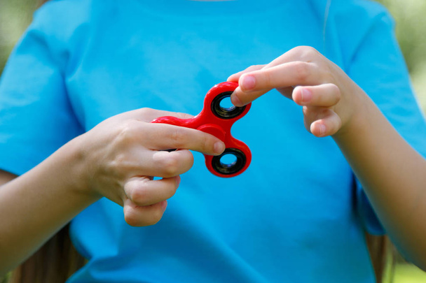 Mädchen spielt mit einem Fidget Spinner - Foto, Bild