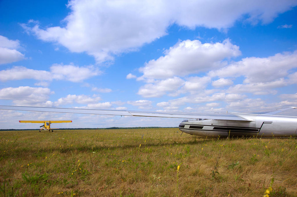Avión de vela y un avión de remolque comenzando en un aeródromo
 - Foto, imagen