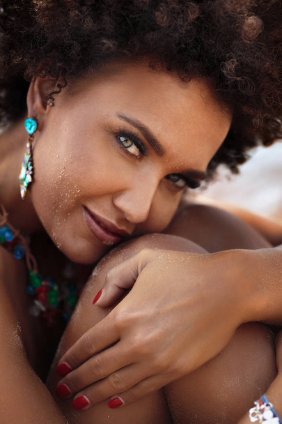 Smyslná afroamerické ženy nosit šperky - Fotografie, Obrázek
