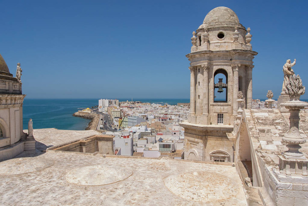Vista desde la Torre de la Catedral, Cádiz, España
 - Foto, imagen