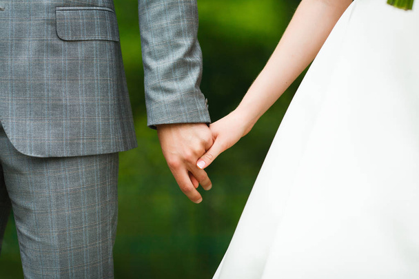 A szerelmesek, a menyasszony és a vőlegény kezét. Jegygyűrű - Fotó, kép