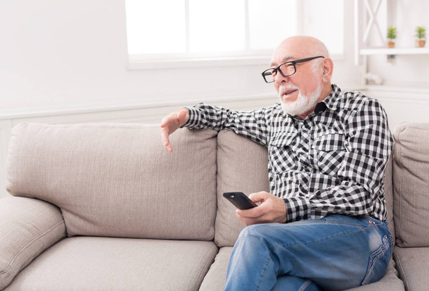Спокійний старший чоловік дивиться телевізор копіювання простору
 - Фото, зображення