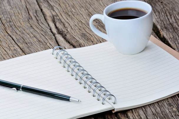 Jegyzettömb, toll és kávé csésze asztalon - Fotó, kép