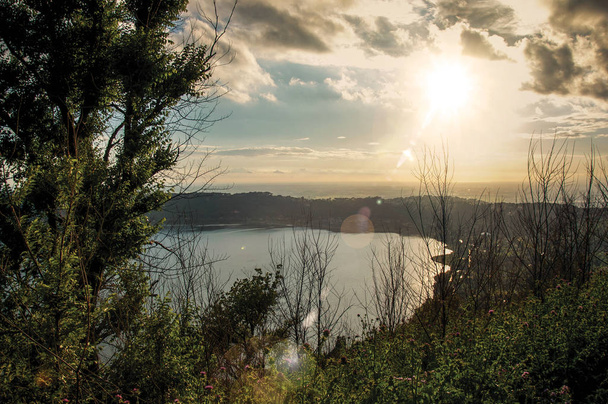Pohled na svahy, lesy a kopce na jezero Albano zataženo západ slunce. - Fotografie, Obrázek