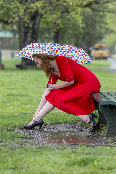 Vörös hajú modell az esőben - Fotó, kép